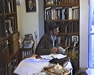   הרב בנימין כהנא היד מעביר מסר אישי מביתו בכפר תפוח יחד עם מייק יקותיאל 00:03:32